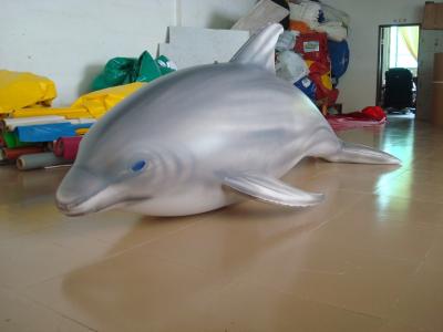 China 1.5m Lang Luchtdicht Dolfijn Gevormd Zwembad Toy Display In Showroom Te koop