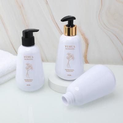 China Garrafa cosmética de plástico com tampa de parafuso 300 ml garrafas de shampoo e condicionador à venda