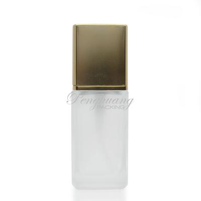 China Garrafa líquida cosmética de vidro geada da fundação da garrafa 30ml da fundação com bomba do ouro à venda