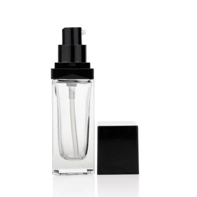 Chine La place claire de Logo Print Foundation Glass Bottle a formé 30ml avec la pompe de lotion à vendre