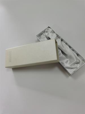China Caja de papel Kraft Caja de regalo plegable rígida holográfica troquelada Pantone en venta