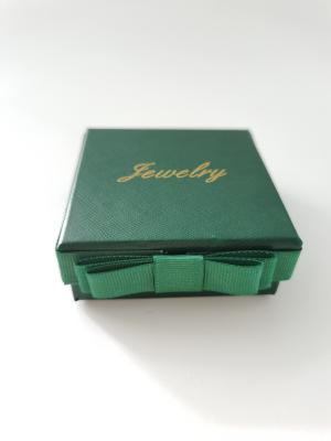 China Caja de empaquetado cortada con tintas Pantone Cartón acanalado plegable cosmético grabado en relieve en venta