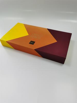 China Caja de embalaje troquelada personalizada dorada plegable de cartón degradable FSC en venta