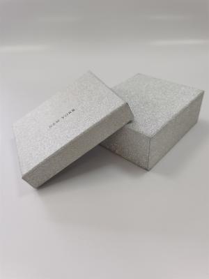 Chine CMYK/PMS a imprimé la boîte-cadeau cosmétique gravant en refief faite sur commande de boîte ondulée à vendre
