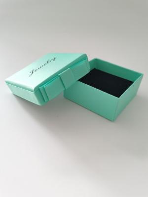 China Flexo Cosmetic Paper Printed Packaging Box Embossing Bright Green for sale