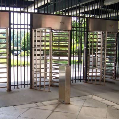 China Controlled Access Full Height Security Turnstiles Ac220v 650mm Passage Width à venda
