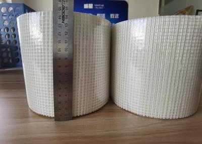 China Alambre blanco Mesh Fiberglass Netting Mesh del muro de cemento de la anchura 145g del 15cm en venta