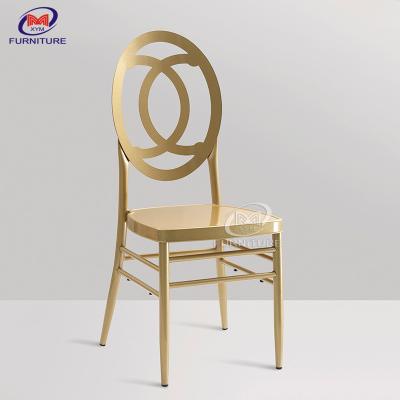 中国 金の十字の背部結婚式のキアーヴァリの椅子の金属の積み重ね可能な設計 販売のため
