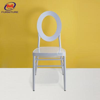 中国 Round Back White Resin Chiavari Chairs Outdoor Wedding Chairs Wholesale 販売のため