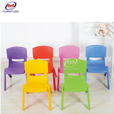 China La tabla y las sillas del niño plástico apilable ergonómico para la guardería preescolar en venta