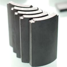 China Bloque Ring Shape de Gray Anisotropic Ferrite Magnet Arc del carbón de leña en venta