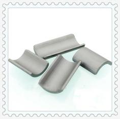 China Soem-Ferrit-Segment-Magnet für Sitzer-Bewegungsharte Art Bogen-Blatt-Form zu verkaufen