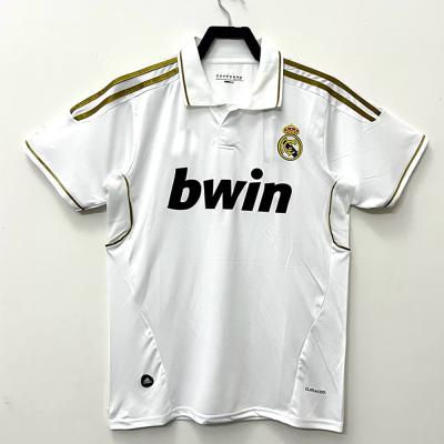 中国 注文のレトロのサッカー ジャージの白く古典的なフットボールのワイシャツは人を身に着けている 販売のため