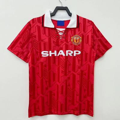 中国 古典的で赤いレトロのサッカー ジャージの古いフットボールのキットのホワイト カラーの袖口 販売のため