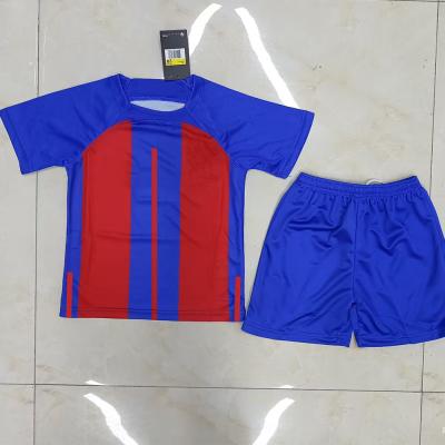 China El jersey de fútbol uniforme del fútbol de los niños rojos azules personalizó nombre en venta