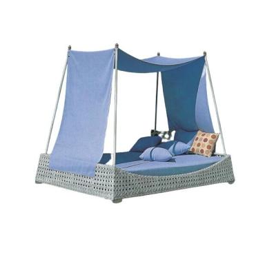 China Rattan outdoor beach sunbed with tent canopy queen size rattan bed with canopy---6115 en venta
