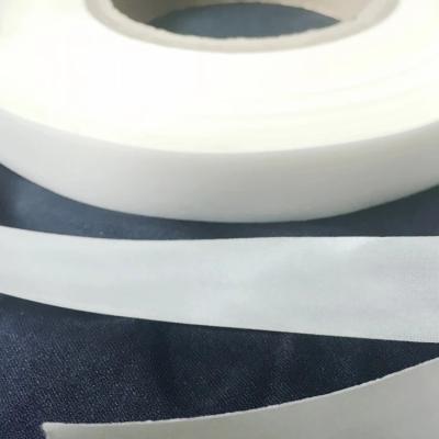 China Película adhesiva del derretimiento caliente de la baja temperatura TPU para la ropa interior de la tela de materia textil 109 yardas en venta