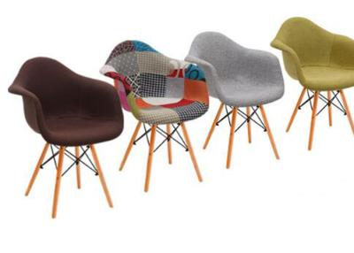 China Pé Eames Style Dining Chair Lightweight da faia para a casa e o escritório à venda