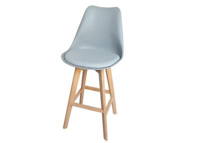 China Cadeira plástica do tamborete de barra da loja do café do minimalismo com pé de madeira da faia à venda