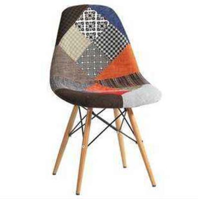 China Cozinha Eames Molded Plastic Side Chair com pés da madeira de faia à venda