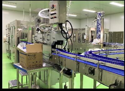 Chine chaîne de production de capsulage remplissante de lavage de l'eau de boissons de la machine 3-In-1 machine à emballer automatique à vendre