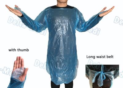 China Vestido quirúrgico del CPE de los productos plásticos médicos impermeables/vestido del aislamiento con el puño del lazo del pulgar en venta