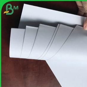 Chine Feuilles non-enduites de papier de FSC Certificatied 50g 60g Woodfree pour faire le papier de livre à vendre