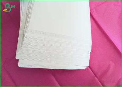 China Volume e lisura altos de papel sem revestimento de pouco peso de Woodfree para o escritório/documentos de papel à venda