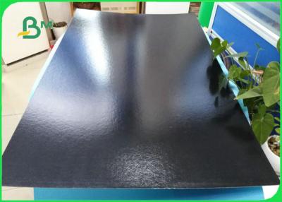 China Un cartón negro revestido del color del lado para la caja que embala las hojas de los 70*100cm en venta