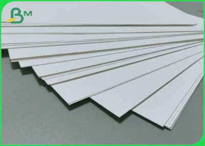 China La madera del 100% reduce la cartulina a pulpa blanca para el calendario y la impresión 230g - 400g en venta