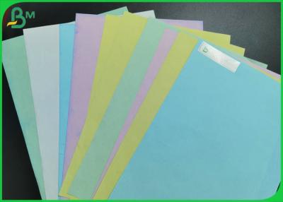 China 50gsm multicolor a 55gsm cubrió embalar sin carbono de las resmas del papel de la copiadora en venta