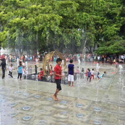 中国 乾いた床で遊ぶ子供 踊る音楽 水の噴水 販売のため