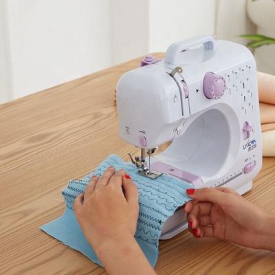 China Máquina de coser de zigzag multifunción para prendas de vestir para el hogar en venta
