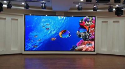 China Pantalla electrónica grande del LED de la etapa de la exhibición de la publicidad interior a todo color de las multimedias P2 en venta
