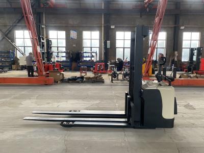 China Walking Electric Reach Forklift 1500 KG Capacity AC Drive Fork Tilts Forward And Backward en venta