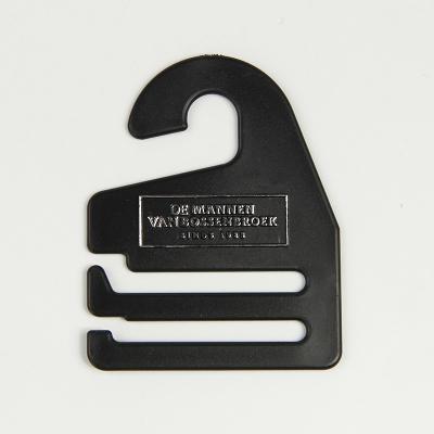 China Etiqueta de colgadores de corbata de plástico PP/PE negro con logotipo personalizado en venta