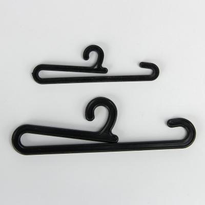 China aplicação larga gravada 105*23mm de Logo Black Plastic Sock Hangers à venda