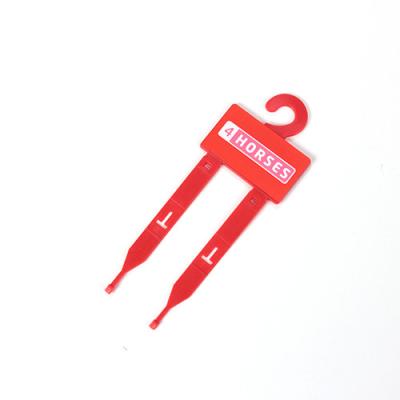 Cina Il rosso ha colorato i forconi su ordinazione della cinghia due dell'attrezzatura del cavallo di Logo Plastic Belt Hangers For in vendita