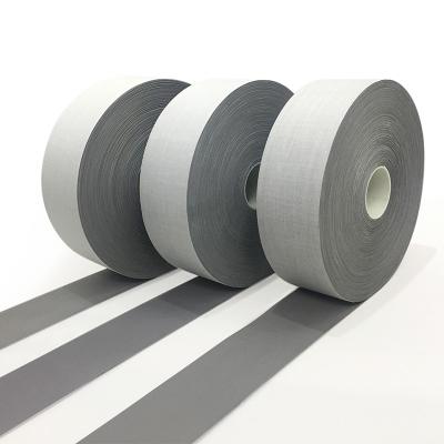 中国 EN2047高い可視性の衣類で縫う衣類のための銀製の反射安全テープ 販売のため