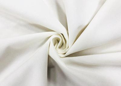 China poliéster 100% macio tela 240GSM escovada para a roupa dos acessórios branca à venda