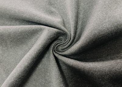 China 210GSM calientan la tela de punto polivinílica cepillada parte trasera 100% de la trama del poliéster para los grises brezos de la ropa en venta