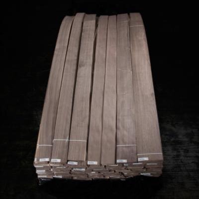 China Montaña de nuez negra natural de grano recto chapa de madera maciza chapa de panel de la puerta del hogar chapa de suelo chapa decorativa en venta