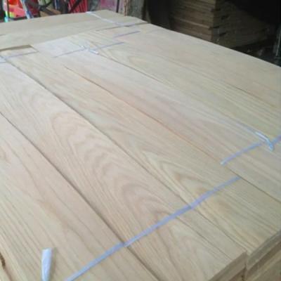 China Smooth White Oak Veneer Sheets , 0.45mm Crown Cut Veneer Natural For Decoration for sale