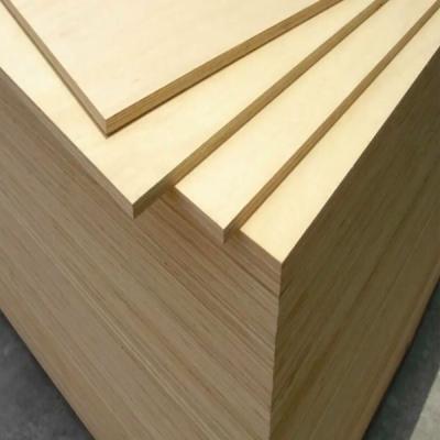 China 4x8 pés de madeira dura de revestimento de madeira compensada grau A painéis compostos para armários à venda