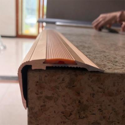 China La escalera que sospecha el ajuste de aluminio de la teja no desliza el latón para la protección de borde de la escalera en venta
