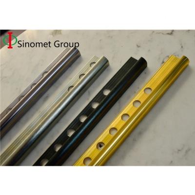 Chine Équilibre en aluminium matériel de tuile en métal adapté aux besoins du client pour la transition de plancher de bord de coin de mur à vendre