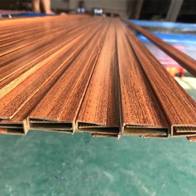China La teja de la esquina externa durable arregla los accesorios de madera de aluminio de la teja del grano en venta