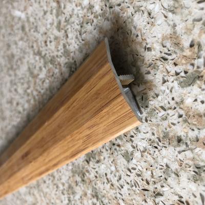 China El piso de aluminio del grano de madera arregla el ajuste conectivo del alto a la corrosión borde de la resistencia en venta
