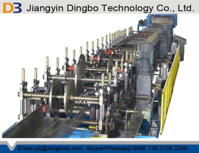 China Rollo de la bandeja de cable ajustable de la anchura 100-600m m que forma la máquina con el corte hidráulico en venta