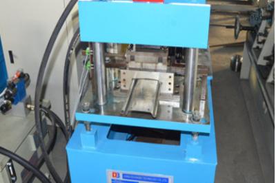 China Rollo de perforación hidráulico de la puerta del obturador de 1.0m m que forma la máquina con la pantalla táctil en venta